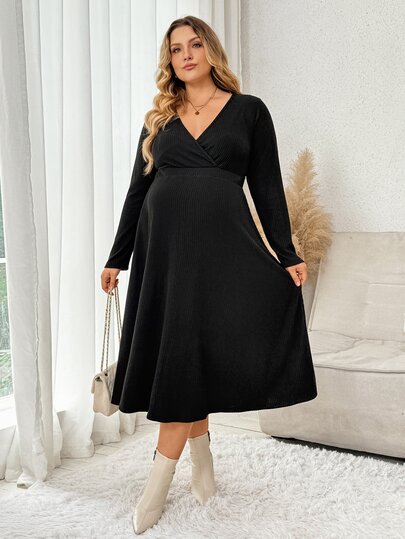 Plussiva Elegant gravidklänning i plus size, enfärgad med överlappande V-ringning och lång ärm