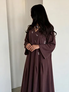 Yasmyna Gaun Abaya Wanita Berhiaskan Berlian Imitasi, Leher V, Lengan Mengembang, Longgar, Polos, Muslimah, Gaun Panjang Musim Gugur untuk Pernikahan dan Perjamuan - Red Violet - View 4
