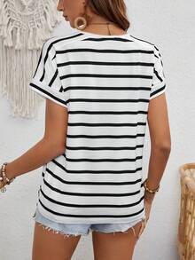 Louniche Camiseta gráfica de manga corta de murciélago a rayas para mujer - Blanco y Negro - Ver 2