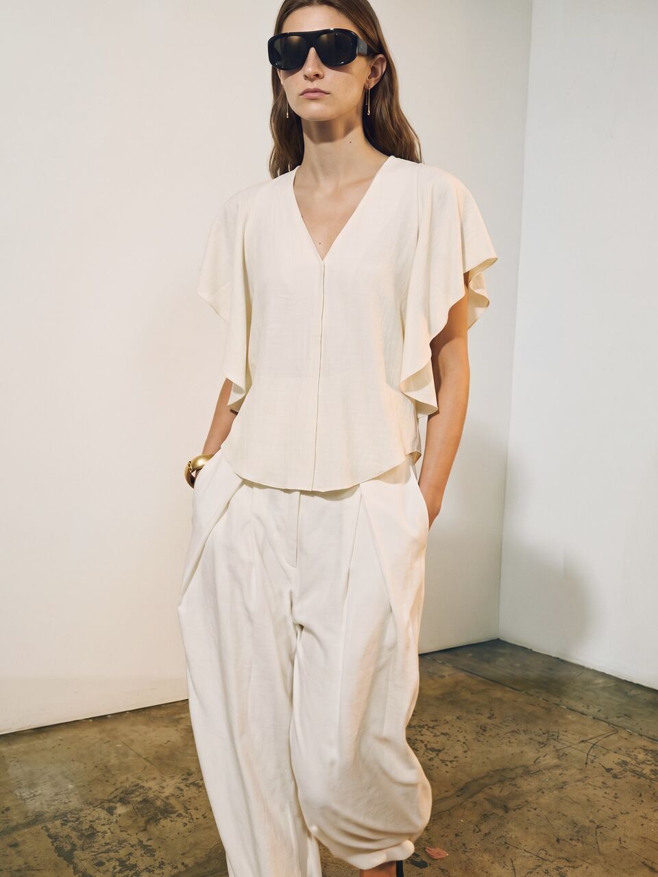 Anewsta Spring/Summer New Daily Standard Size Women's Mid-To-High-End V-Neck White Top With Ruffle Design, Loose Fit, Slimming, Versatile Short Blouse For Commuting And Summer Vacation