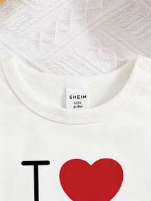 SHEIN 新生兒嬰兒連身衣「我愛爸爸媽媽」2026口號白色與紅色愛心連身褲 夏季休閒可愛家庭穿搭男嬰女嬰公告服 - 白色 - 查看 8