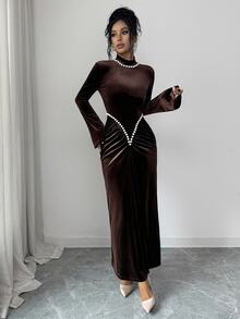 Elenzga Vestido largo de sirena para mujer, nuevo lanzamiento de principios de otoño, elegante y sofisticado, versátil para uso diario, reuniones, vacaciones, fiestas, cenas de noche y salidas casuales, con diseño de cuentas, diseño plisado de alta gama, ajuste ceñido a la cintura, cuello alto pequeño, corte slim fit, color marrón, microacampanado y manga larga - Marrón - Ver 7