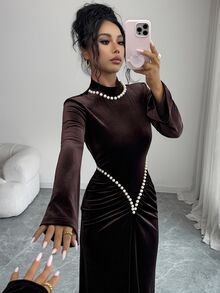 Elenzga Vestido largo de sirena para mujer, nuevo lanzamiento de principios de otoño, elegante y sofisticado, versátil para uso diario, reuniones, vacaciones, fiestas, cenas de noche y salidas casuales, con diseño de cuentas, diseño plisado de alta gama, ajuste ceñido a la cintura, cuello alto pequeño, corte slim fit, color marrón, microacampanado y manga larga - Marrón - Ver 5
