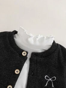 SHEIN Elladie kids 3件組少女荷葉領修身純色內搭衫 + 蕾絲飾邊蝴蝶結刺繡休閒前開扣背心 + 直筒長褲，秋季生日穿搭 - 深灰色 - 查看 6