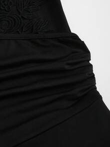 SHEIN LUNE CURVE 大尺碼夏季優雅性感貼花裝飾露背掛脖連身褲 雞尾酒會正式黑色鏤空蕾絲連身褲 女款演唱會穿搭 - 黑色 - 查看 4