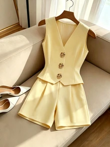 SHEIN Franclia 女款新款奶油色V領收腰背心＋高腰短褲套裝，通勤顯瘦成熟風兩件式穿搭 - 黃色 - 查看 4