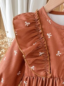 SHEIN Vintaside Kids 1件幼童女童刺繡洋裝，甜美鐵鏽棕色，荷葉邊鈕扣蝴蝶結長袖圓領，正裝生日派對秋季假期婚禮賓客復古風 - 卡其色 - 查看 4