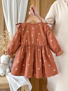SHEIN Vintaside Kids 1件幼童女童刺繡洋裝，甜美鐵鏽棕色，荷葉邊鈕扣蝴蝶結長袖圓領，正裝生日派對秋季假期婚禮賓客復古風 - 卡其色 - 查看 2
