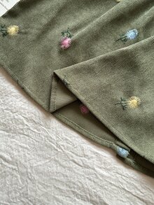 SHEIN Vintaside Kids 1件女嬰燈芯絨A字裙，甜美橄欖綠荷葉邊花卉刺繡長袖圓領常規款，派對秋季聖誕假期復古時尚 - 綠色 - 查看 7