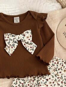 SHEIN 新生女嬰可愛休閒針織蝴蝶結上衣彈性腰小碎花長褲家居服套裝 - 棕色 - 查看 3