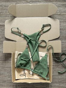 SHEIN Swim 2026春夏三角杯掛脖式軍綠色紋理面料金色小雙耳陽光裝飾高衩可調節休閒風適合海灘海濱泳池女性性感比基尼 - 軍綠色 - 查看 3