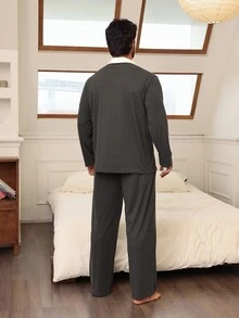 DAZY 秋冬舒適 Dralon 布料灰色男士居家服套裝，對比米色領口、胸前口袋與字母刺繡設計 - 灰色 - 查看 2