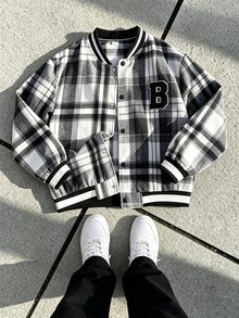男童休閒大學字母刺繡補丁格紋棒球夾克，柔軟舒適面料，百搭版型，適合休閒、運動、校園穿搭、街頭外出、派對與日常穿著 - 彩色 - 查看 1