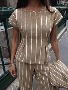 Firerie 女款夏季新款極簡優雅通勤度假老錢風復古畢業季日常百搭杏黃色竹紋面料圓領短袖收腰褶皺設計X型版型襯衫上衣、寬鬆寬腿褲2件套，教師穿搭，老錢風，女式辦公穿搭，辦公室，機場穿搭，旅行穿搭機場，外出穿搭 - 卡其色 - 查看 6