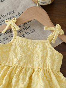 SHEIN Vintaside Kids 女嬰可愛甜美花卉細肩帶背心與藍色牛仔短褲套裝，附蝴蝶結裝飾，夏季度假幼兒休閒2件套日常外出穿搭 - 彩色 - 查看 9