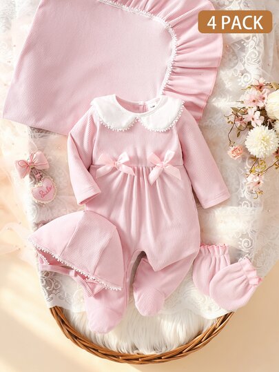 SHEIN 女嬰粉色 4 件組禮盒：包巾、手套、帽子與蕾絲飾邊蝴蝶結連身衣