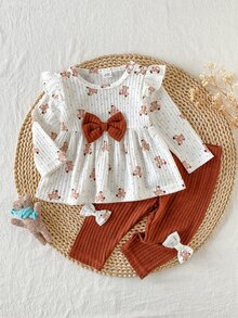 SHEIN Playful Pals 新生兒春秋棕色軟萌風可愛波點熊滿版印花蝴蝶結裝飾針織荷葉袖套頭上衣，搭配蝴蝶結裝飾純棕色羅紋修身長褲，2件套，適合外出、休閒穿著，百搭 - 棕色 - 查看 3