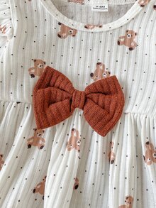 SHEIN Playful Pals 新生兒春秋棕色軟萌風可愛波點熊滿版印花蝴蝶結裝飾針織荷葉袖套頭上衣，搭配蝴蝶結裝飾純棕色羅紋修身長褲，2件套，適合外出、休閒穿著，百搭 - 棕色 - 查看 8