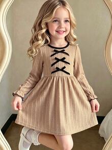 SHEIN Elladie kids 女童休閒長袖綁帶蝴蝶結裝飾A字修身針織羅紋對比滾邊洋裝，適合秋冬校園演出 - 卡其色 - 查看 8