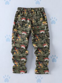 SHEIN | PAW Patrol بنطلون جينز دنيم بطبعة كرتونية مموهة للأولاد الصغار - أخضر عسكري - مشاهدة 2