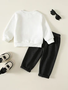 SHEIN 中性嬰兒男孩/女孩、幼兒 2 件組秋冬保暖內裡加厚時尚賽車圖案運動衫套裝，丹寧牛仔褲，嬰兒冬季服飾，運動套裝 - 黑色 - 查看 2