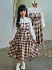 SHEIN 兒童青少年女孩春秋冬款梭織格紋白色可愛彼得潘領荷葉邊蝴蝶結裝飾拼接中長版卡其色洋裝 - 卡其色 - 查看 5