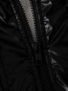 SHEIN 小男孩黑色亮面連帽填充夾克，休閒保暖抓絨內裡厚外套，附口袋，戶外街頭紳士風，秋冬款 - 黑色 - 查看 10