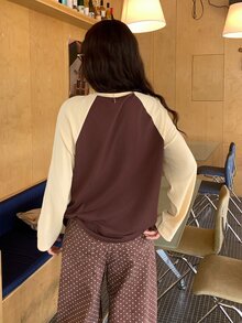 DAZY Kaos Wanita Lengan Raglan Motif Blok Warna untuk Musim Gugur - Coklat - View 2