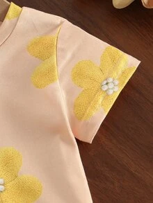 SHEIN 一套女婴休闲舒适时尚可爱碎花短袖T恤和短裤套装，春夏装，适合凉爽的夏季穿着 - 彩色 - 查看 3