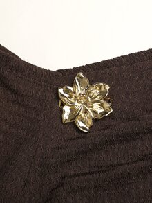 SHEIN 青少年女孩 2 件式休閒咖啡色金屬花飾百褶不對稱設計修身針織長袖上衣與喇叭褲套裝，適合日常戶外、旅行、機場、休閒穿著 - 棕色 - 查看 5