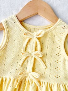 SHEIN 这款两件套女婴休闲套装，简约舒适又可爱，采用纹理面料和装饰贴片，包含一件背心和一条直筒裤，非常适合春夏穿着。春季幼儿套装、女婴牛仔裙套装、女婴夏季牛仔套装、春季女童套装、幼儿花朵牛仔裤套装、幼儿雏菊套装、花朵幼儿服装、夏季幼儿女童套装 - 黃色 - 查看 5