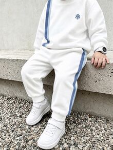 2件組小男孩休閒時尚舒適運動衫套裝，條紋圖案數位印花長袖上衣，秋冬穿搭，白色圓領運動衫與運動長褲套裝 - 彩色 - 查看 1