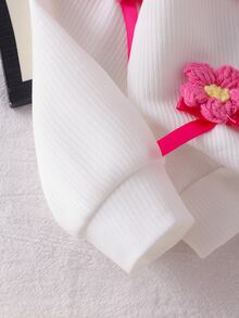 SHEIN Playful Pals 女嬰甜心蝴蝶結兩件套，白色針織開襟長袖上衣搭配桃紅色長褲，柔軟可愛學院風套裝，春夏秋冬日常穿著，拍照出片，顯膚色，媽媽最愛的活力童裝套裝，熱銷軟萌穿搭 - 白色 - 查看 7