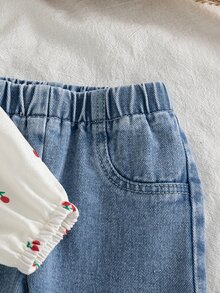 Vintaside Kids 2件組女嬰甜美櫻桃印花蝴蝶結花瓣袖上衣，春秋幼童女款荷葉邊下擺捲袖口牛仔長褲休閒日常套裝 - 米色 - 查看 6