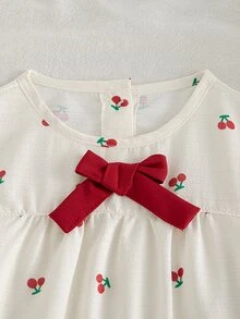 Vintaside Kids 2件組女嬰甜美櫻桃印花蝴蝶結花瓣袖上衣，春秋幼童女款荷葉邊下擺捲袖口牛仔長褲休閒日常套裝 - 米色 - 查看 4