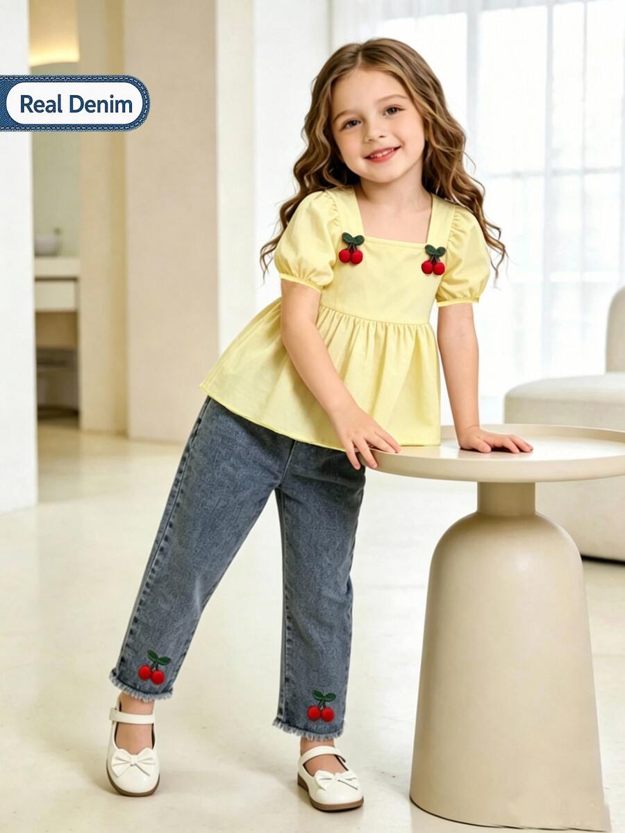 SHEIN Genkimix Kids 女童兩件套休閒可愛黃色與白色格紋襯衫 T-shirt 寬鬆版型，搭配復古中藍色丹寧水洗原邊錐形牛仔褲，飾有 3D 黃色花朵，柔軟舒適面料，街頭風時尚百搭套裝
