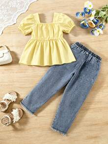 SHEIN Genkimix Kids 女童兩件套休閒可愛黃色與白色格紋襯衫 T-shirt 寬鬆版型，搭配復古中藍色丹寧水洗原邊錐形牛仔褲，飾有 3D 黃色花朵，柔軟舒適面料，街頭風時尚百搭套裝 - 黃色 - 查看 4