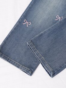 SHEIN Genkimix Kids 2件組女孩甜美韓風套裝，春秋日常穿著。羅紋V領粉色針織開襟衫配蝴蝶結肩帶，搭配印花牛仔寬腿褲，親膚柔軟面料，寬鬆修身顯瘦，清新甜美女孩風，適合上學、出遊與玩耍 - 粉色 - 查看 5
