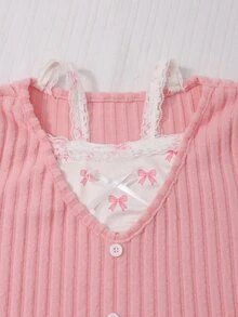 SHEIN Genkimix Kids 2件組女孩甜美韓風套裝，春秋日常穿著。羅紋V領粉色針織開襟衫配蝴蝶結肩帶，搭配印花牛仔寬腿褲，親膚柔軟面料，寬鬆修身顯瘦，清新甜美女孩風，適合上學、出遊與玩耍 - 粉色 - 查看 7