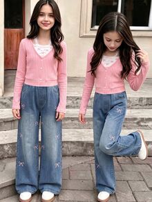 SHEIN Genkimix Kids 2件組女孩甜美韓風套裝，春秋日常穿著。羅紋V領粉色針織開襟衫配蝴蝶結肩帶，搭配印花牛仔寬腿褲，親膚柔軟面料，寬鬆修身顯瘦，清新甜美女孩風，適合上學、出遊與玩耍 - 粉色 - 查看 3