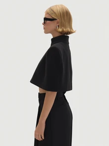 MUSEYN Atasan Crop Top Wanita dengan Kerah Tegak dan Bahu Lebar - Hitam - View 4
