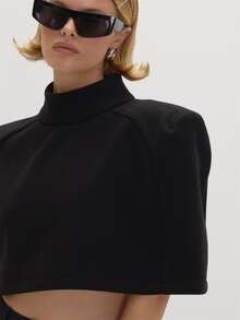 MUSEYN Atasan Crop Top Wanita dengan Kerah Tegak dan Bahu Lebar - Hitam - View 3