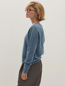 MUSEYN Sweater Rajut Biru Lengan Panjang Bergaris Leher V Ukuran Besar - Biru - View 3