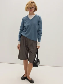 MUSEYN Sweater Rajut Biru Lengan Panjang Bergaris Leher V Ukuran Besar - Biru - View 1