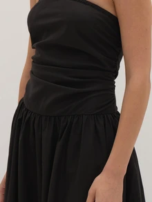 MUSEYN Jumpsuit Hitam Model Bandeau dengan Kaki Mengembang - Hitam - View 6