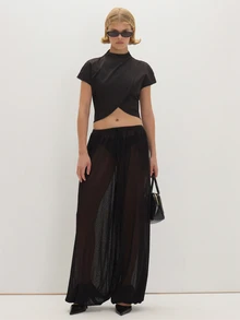 MUSEYN Atasan Hitam Berbahan Tenun dengan Detail Lilitan Silang - Hitam - View 1