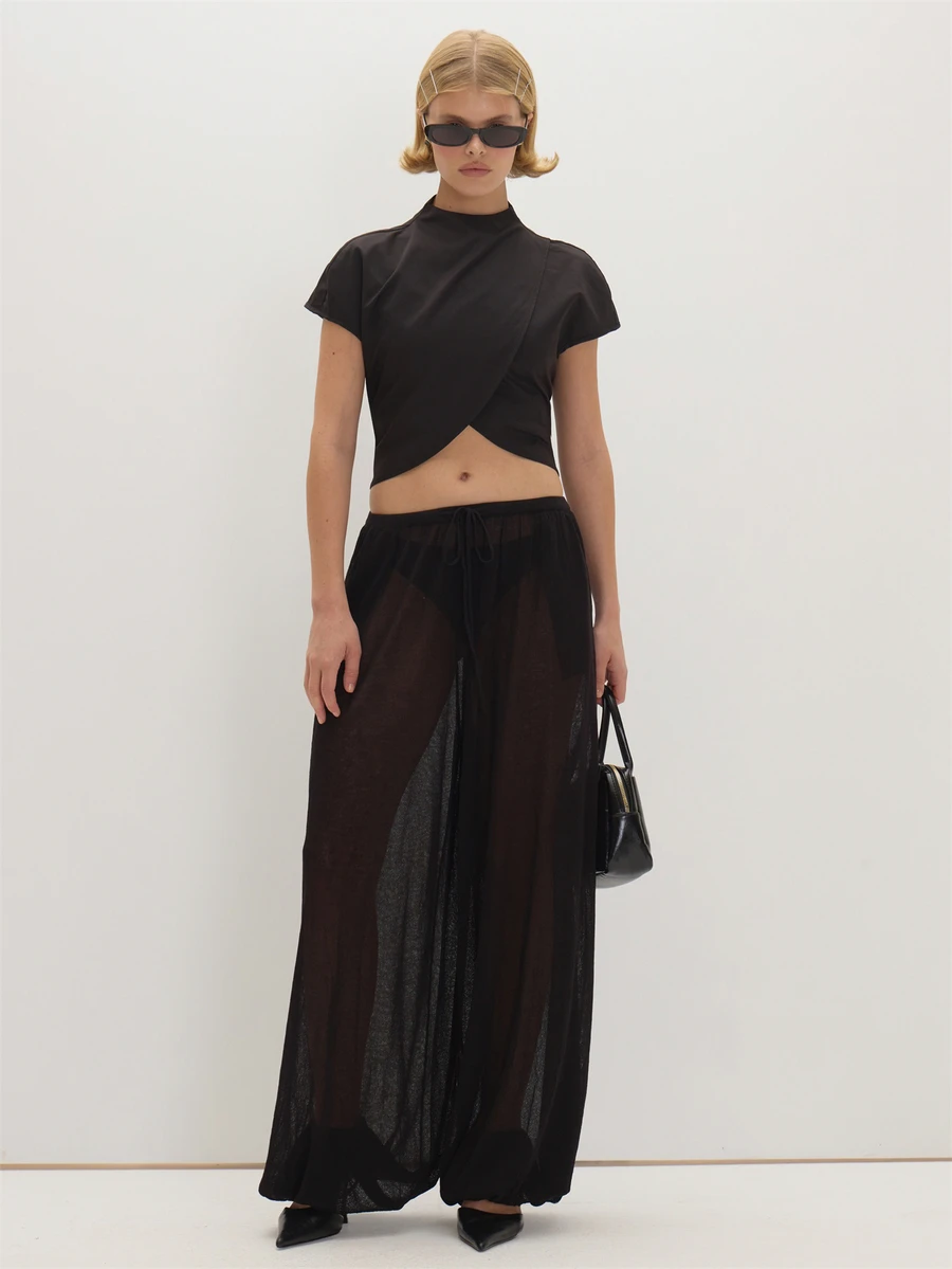 MUSEYN Atasan Hitam Berbahan Tenun dengan Detail Lilitan Silang - Hitam - View 1