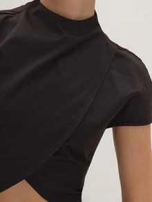 MUSEYN Atasan Hitam Berbahan Tenun dengan Detail Lilitan Silang - Hitam - View 6