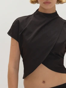 MUSEYN Atasan Hitam Berbahan Tenun dengan Detail Lilitan Silang - Hitam - View 3