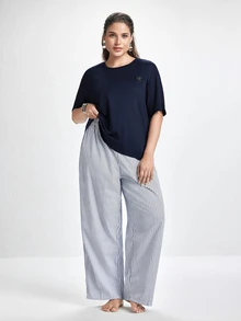 Slumbrini Plus Size Women 2pcs/Set Letter Patched T-Shirt Top And Striped Pants Pajama Sleepwear Set, Outfits - Navy Blue - View 4
